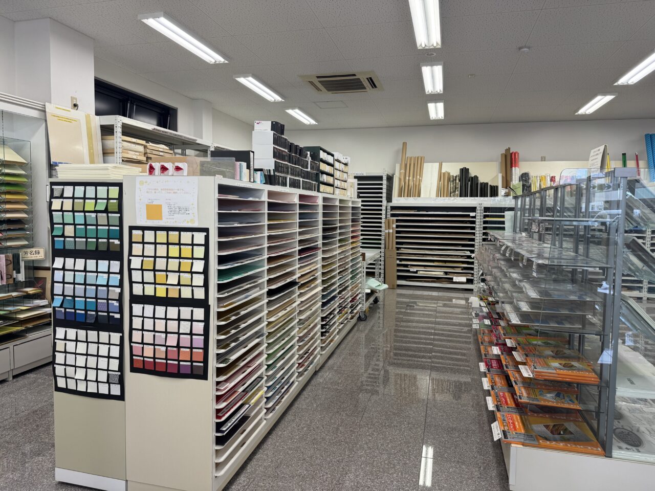 株式会社加藤紙店松江支店棚